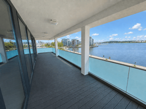 Exklusive Eigentumswohnung – unverbaubarer Wasserblick, ca. 30 m² Terrasse & moderne Ausstattung