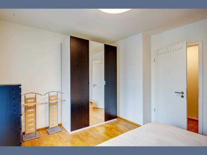 Möbliert: Moderne 3-Zimmer Wohnung mit Loggia und Balkon – München – Vorschaubild 4