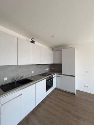 Lichtdurchflutete 3-Raum-Wohnung mit Einbauküche und Balkon – 1067 Dresden – Vorschaubild 3