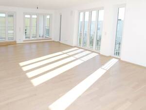 Großzügige, helle 3-Zimmer-Wohnung mit schöner Loggia; Anfragen bitte nur per email! – 80939 München – Vorschaubild 2
