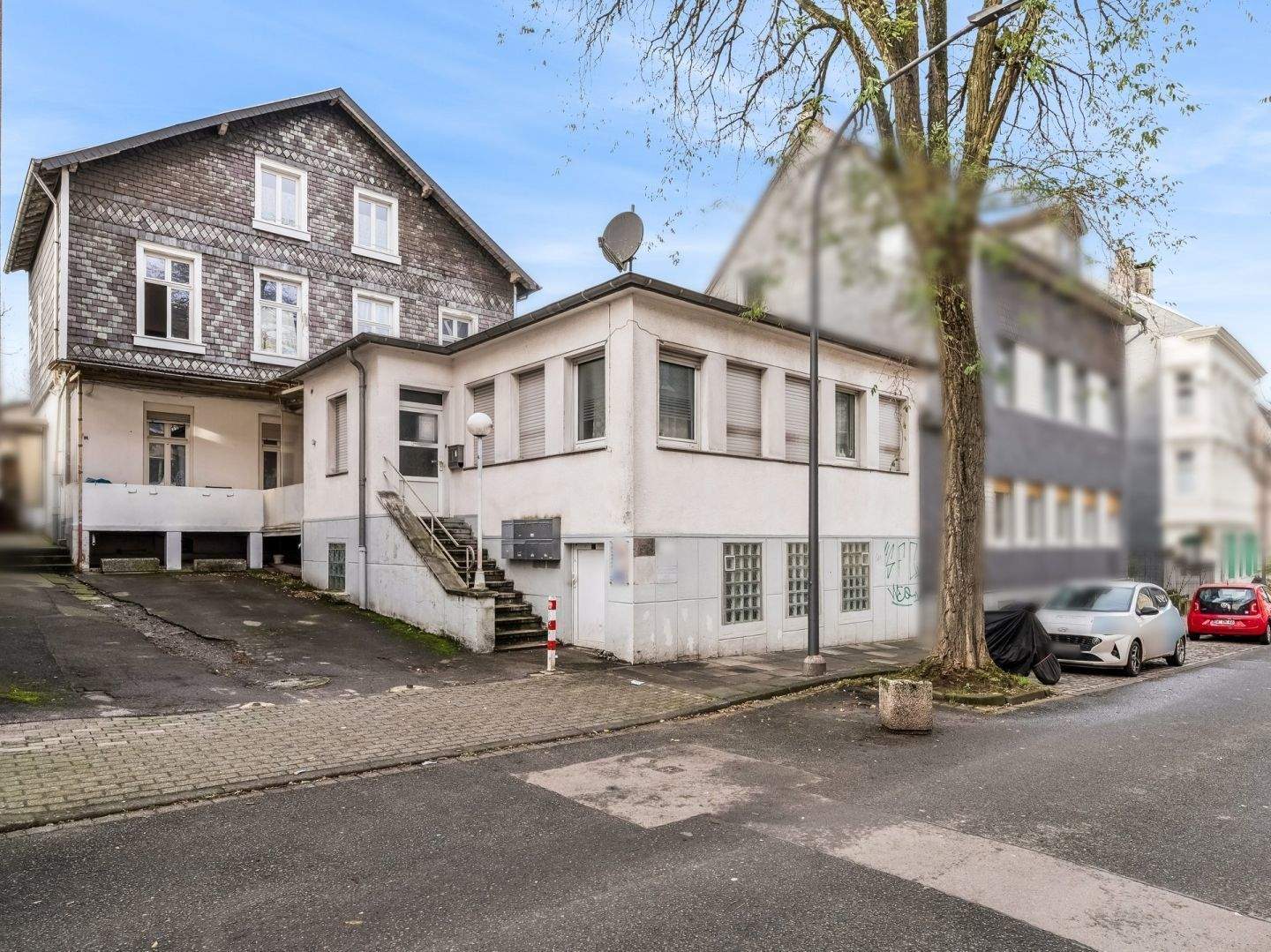 Mehrfamilienhaus mit Praxis und Fabrikgebäude in Wuppertal - seltene Gelegenheit