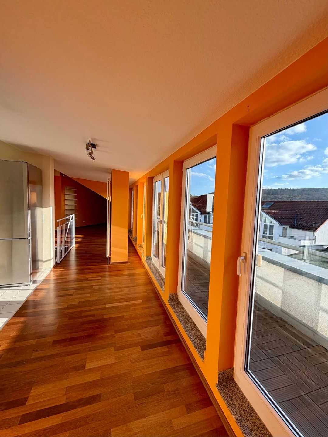 Charmante Dachgeschosswohnung mit 3 Balkonen,1 Terrasse und3 Tiefgaragenplätzen