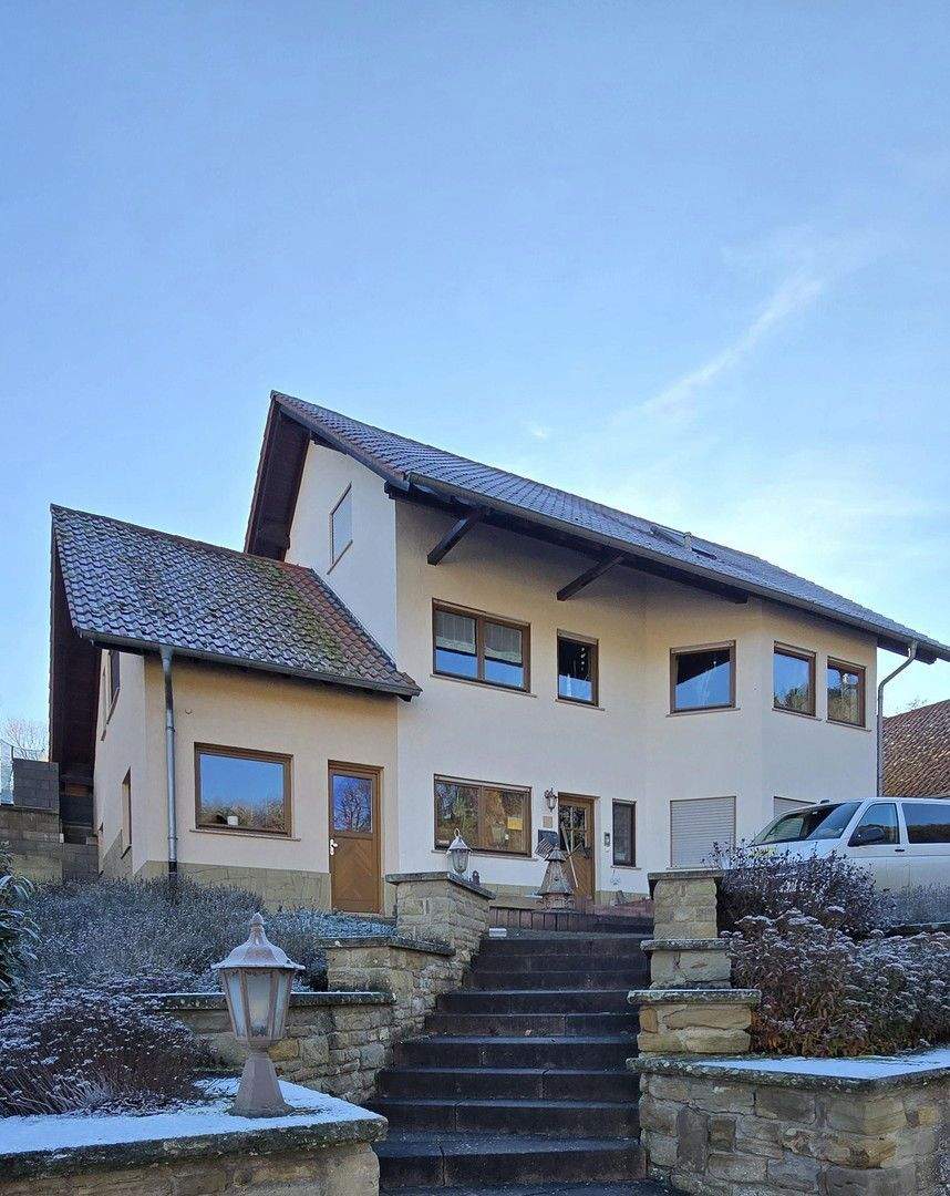 Vielseitiges Traumhaus im Grünen - großzügiger Garten & herrlicher Panoramablick – Breitenheim – Bild 1 von 9