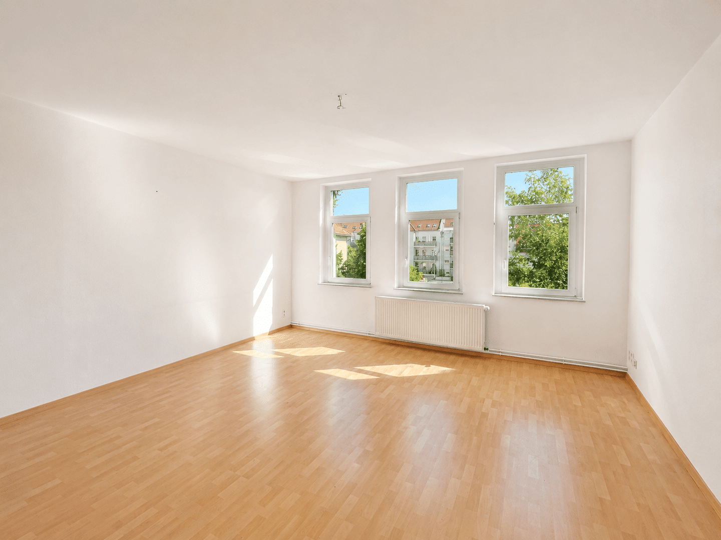Großzügige 5-Zimmer-Wohnung mit Balkon und Stellplatz in gepflegtem Mehrfamilienhaus – Leipzig – Vorschaubild 3