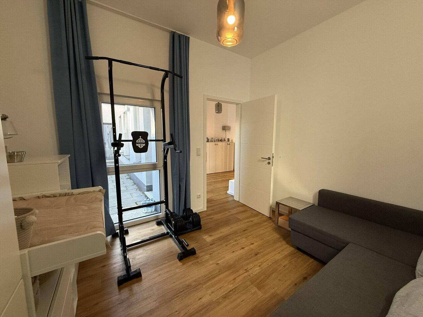 Stadthaus-Feeling: Großzügige Wohnung mit separatem Office und eigenem Parkplatz – Hamburg – Vorschaubild 4