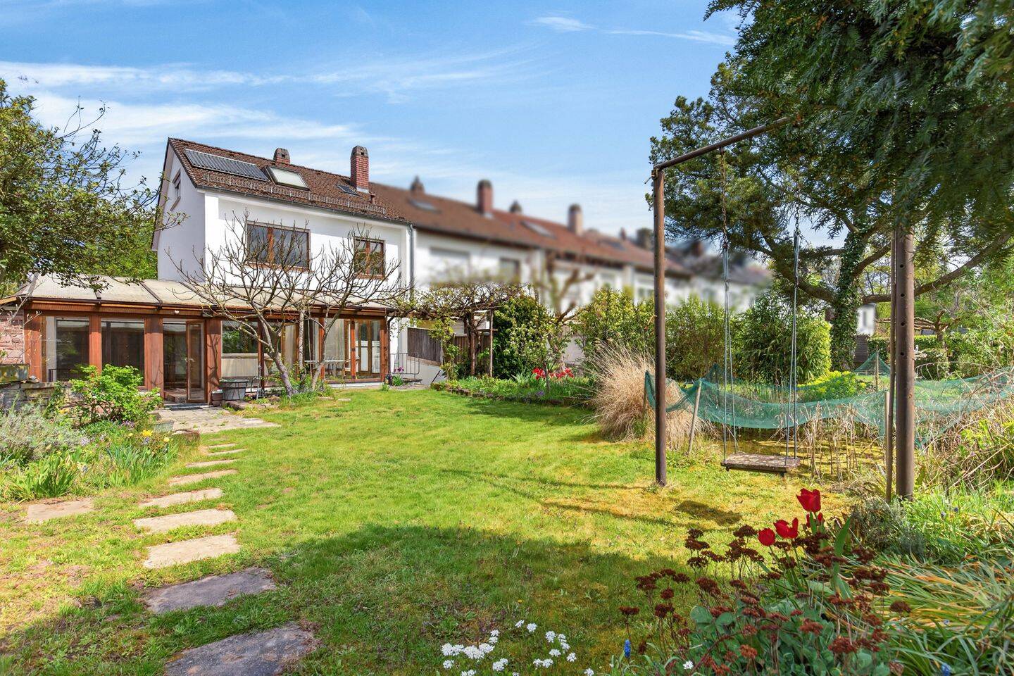 Raumwunder - Reihenendhaus mit großem Garten, Garage und Carport in der Heidenstückersiedlung