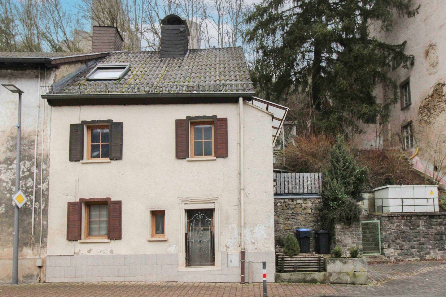 Willkommen zuhause: Gepflegtes Reiheneckhaus samt Garten in Schönecken – Schönecken – Vorschaubild 2