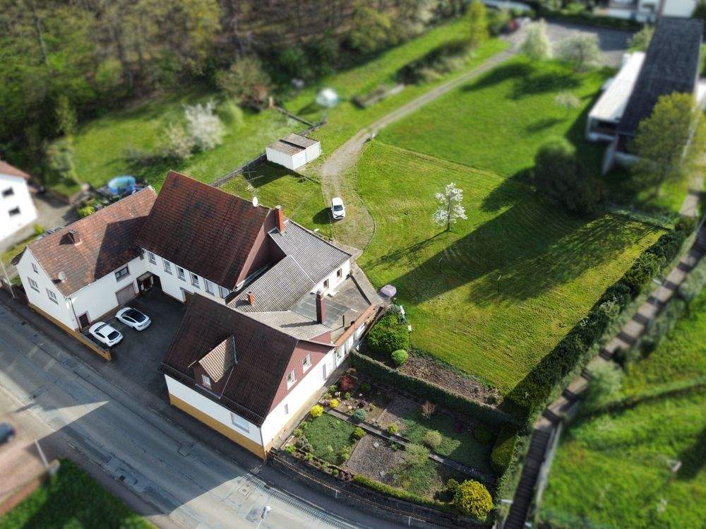 Gebäudeensemble mit drei Wohnhäusern und Bebauungsmöglichkeit – Kottweiler-Schwanden – Bild 1 von 9