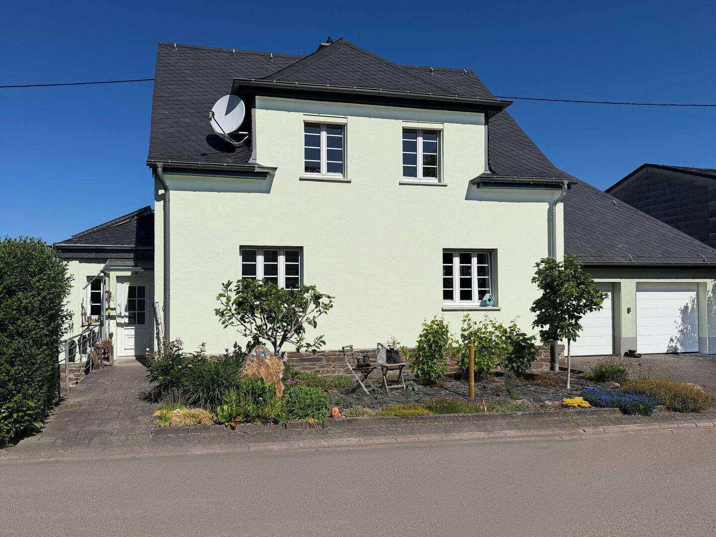 Modernisiertes Einfamilienhaus mit Anbau, Doppelgarage und großem Garten