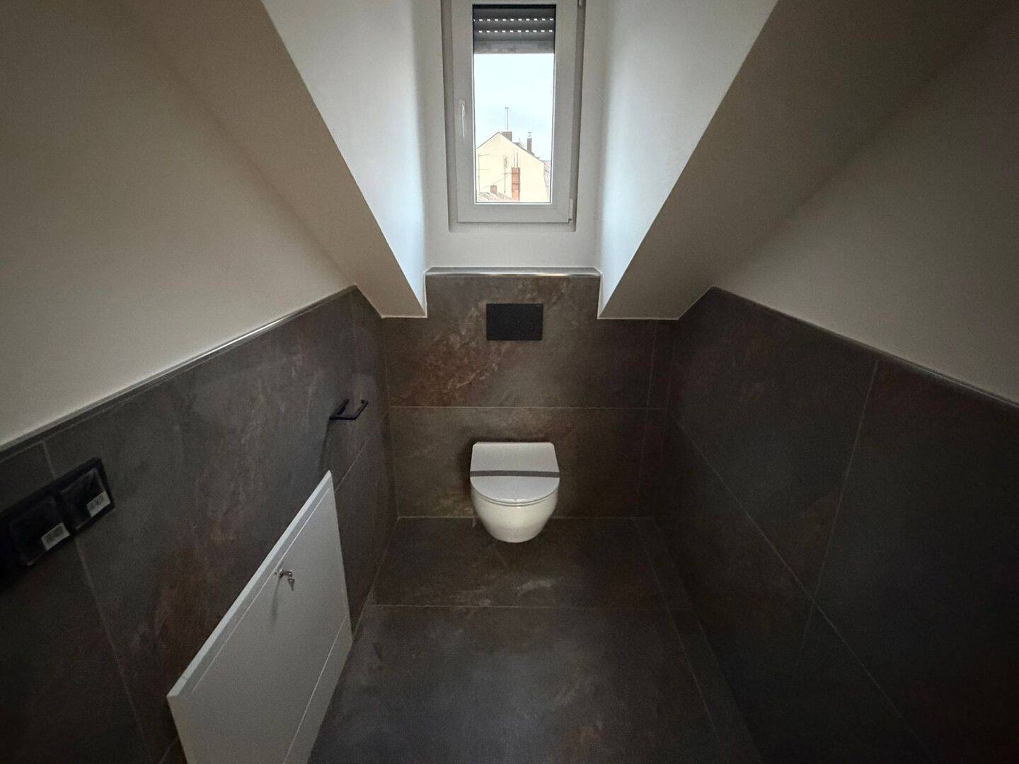 Hochwertig sanierte helle Altbau - Dachwohnung mit sonnigem Südbalkon, ab 1. April 2026 – Nürnberg – Vorschaubild 7