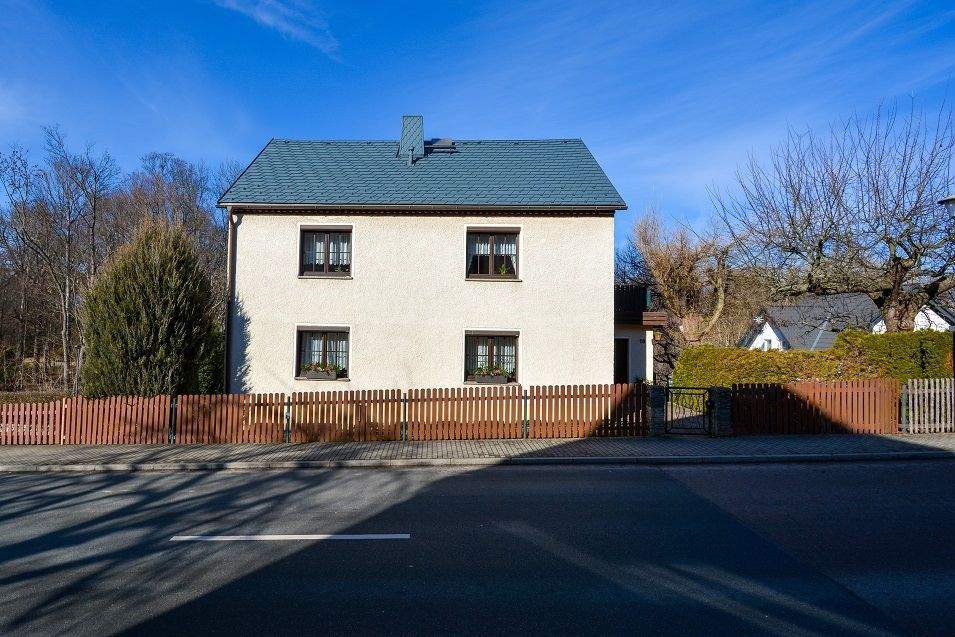 Einfamilienhaus im Grünen bei Dresden - 5 Zimmer, großer Garten & Garage! **Provisionsfrei** – Glashütte – Bild 1 von 9