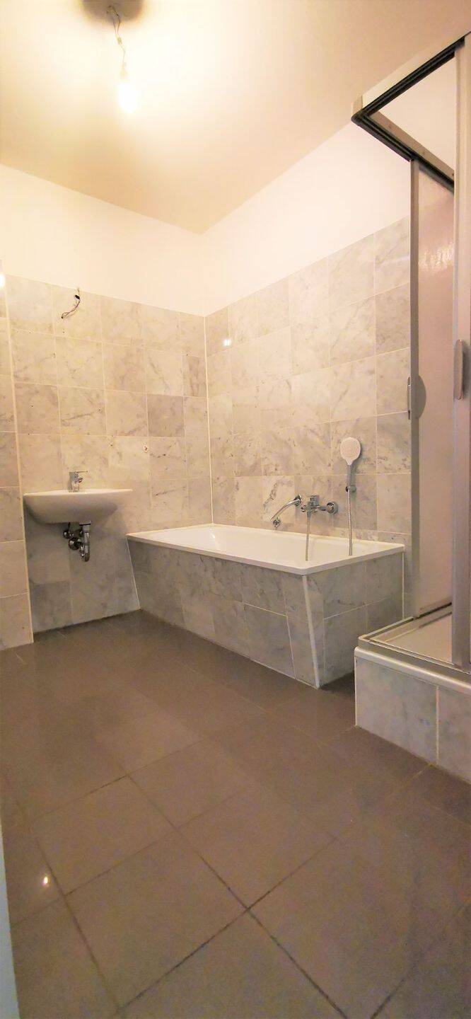 Schöne Wohnung mit hohen Decken, Wohnküche und Wintergarten. – Leipzig – Vorschaubild 9