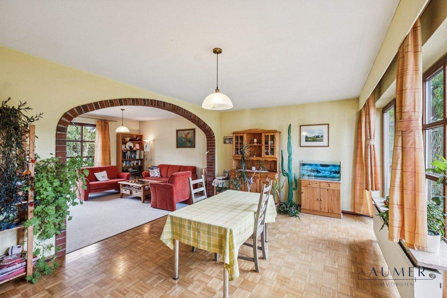 Familienfreundliches Einfamilienhaus mit Süd-/West-Terrasse und großem Garten – Stelle – Bild 1 von 9