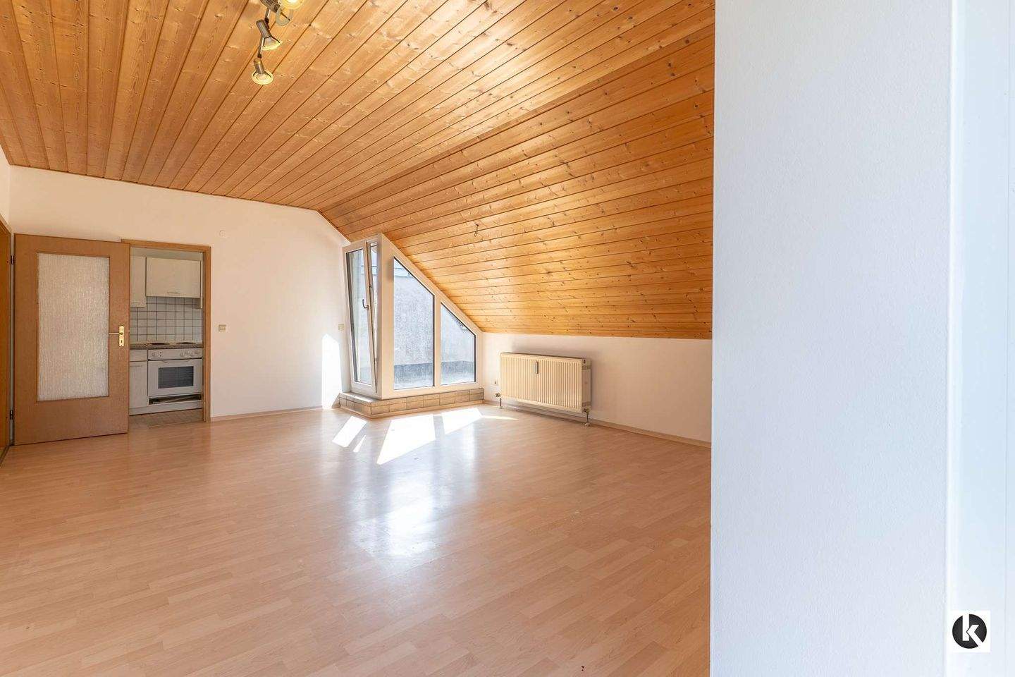 Lichtdurchflutete Dachgeschosswohnung in guter Lage nahe der Innenstadt – Ingolstadt – Vorschaubild 2
