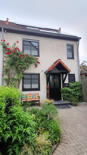 Gepflegtes Reihenendhaus mit Privatgarten, Brunnen, PV-Anlage, Solarthermie und Kamin – 50765 Köln – Vorschaubild 2