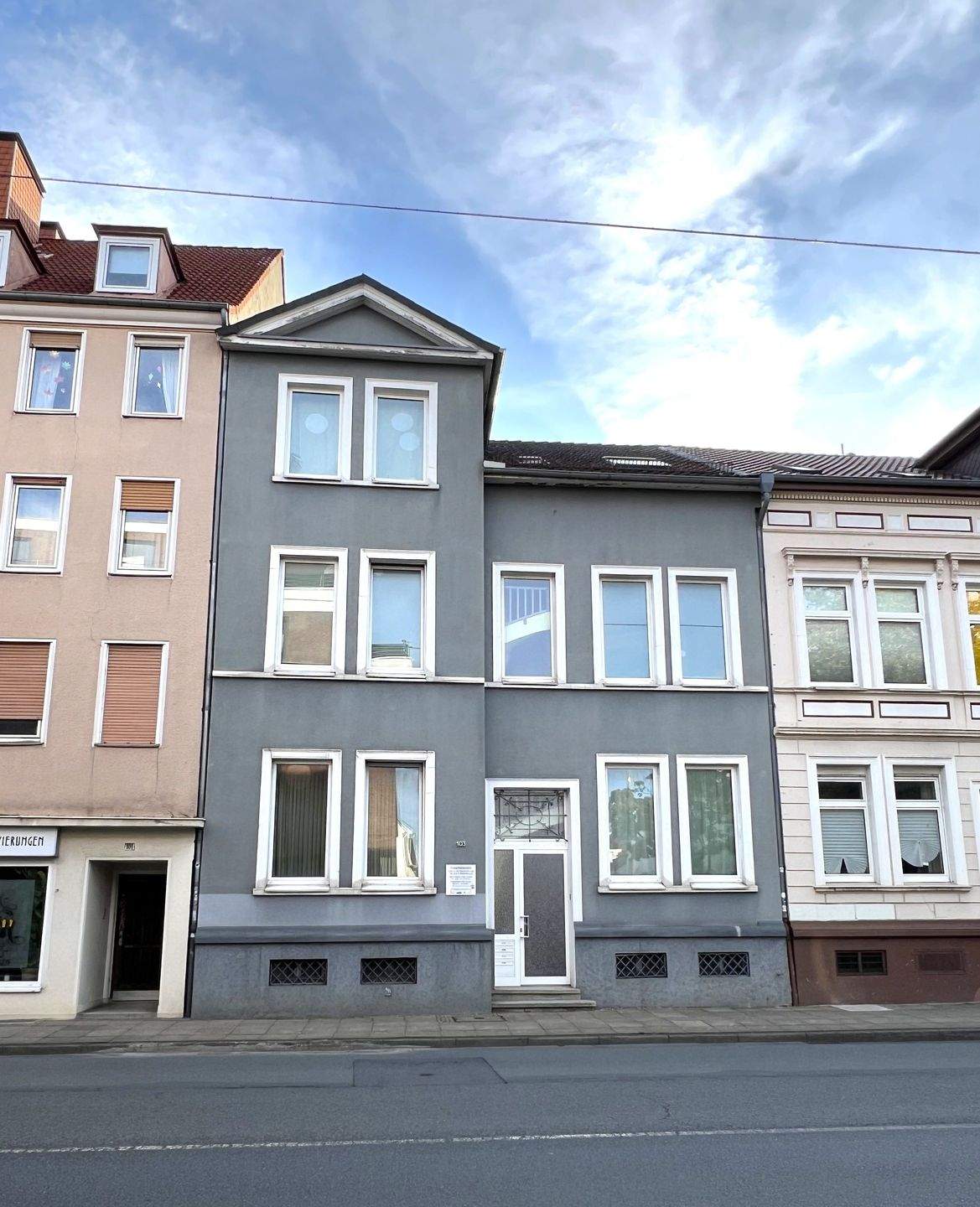 Zwei Häuser in einem; Mehrfamilienhaus mit Praxis- und Gewerbe- einheit Bielefeld Zentrum als Investitionsobjekt – Bielefeld – Bild 1 von 1
