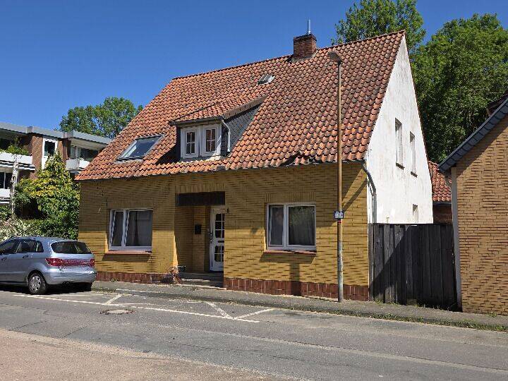 Geräumiges  Einfamilienhaus sucht fleißige Handwerker.
