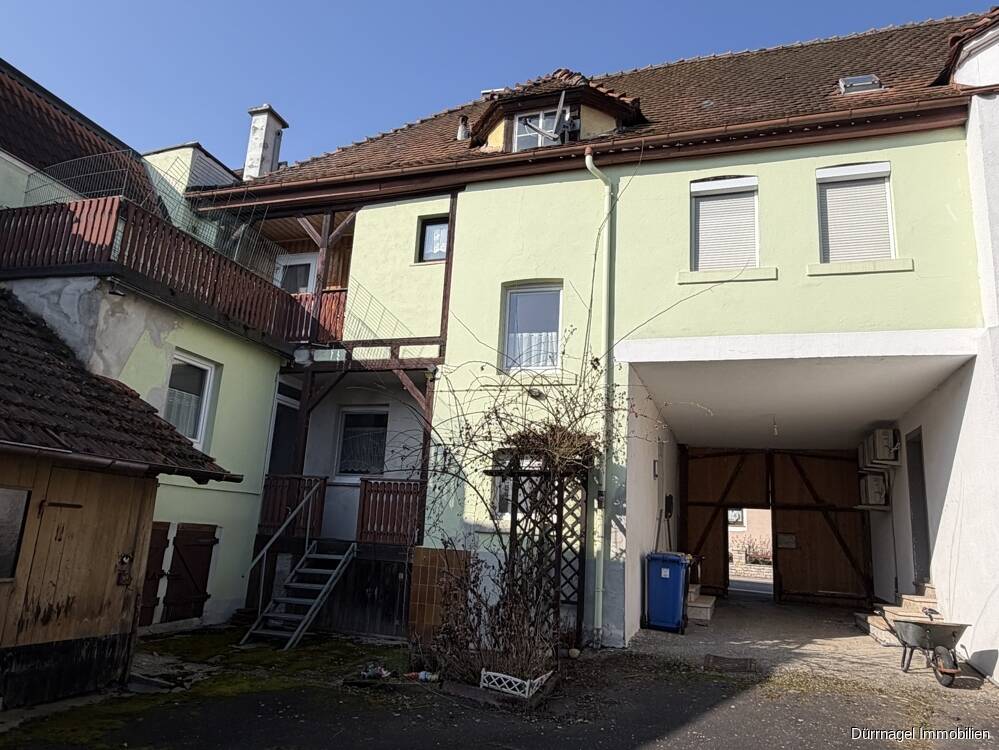 Ein-/Zweifamilienhaus mit Balkon und Nebengebäude in Helmstadt – Helmstadt – Bild 1 von 9