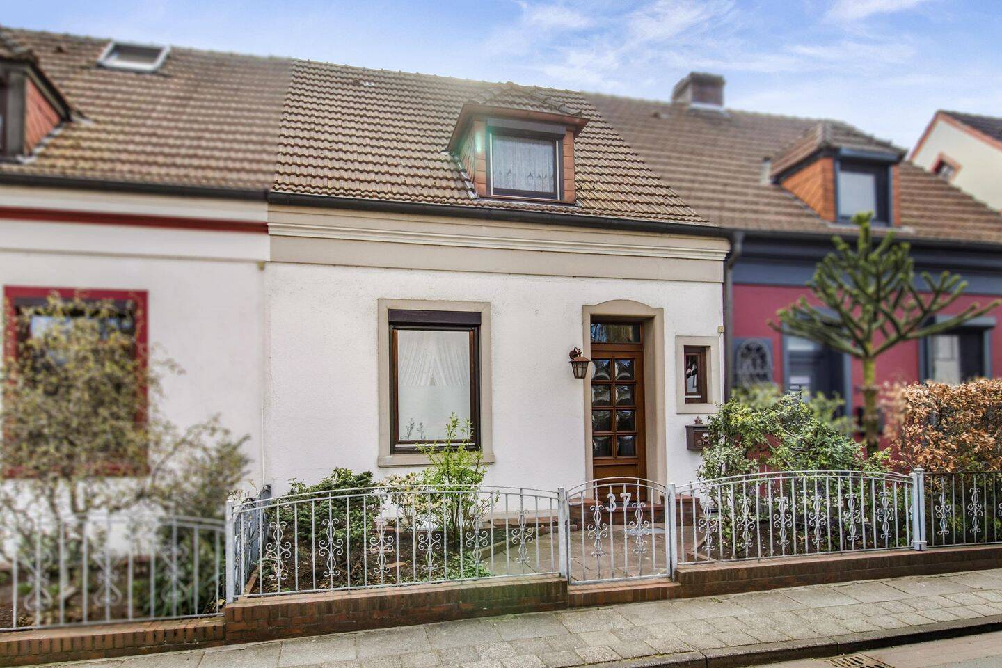 Reihenmittelhaus mit ausgebautem Dachgeschoss, Vollkeller und Doppelgarage in Ohlenhof – Bremen – Vorschaubild 2