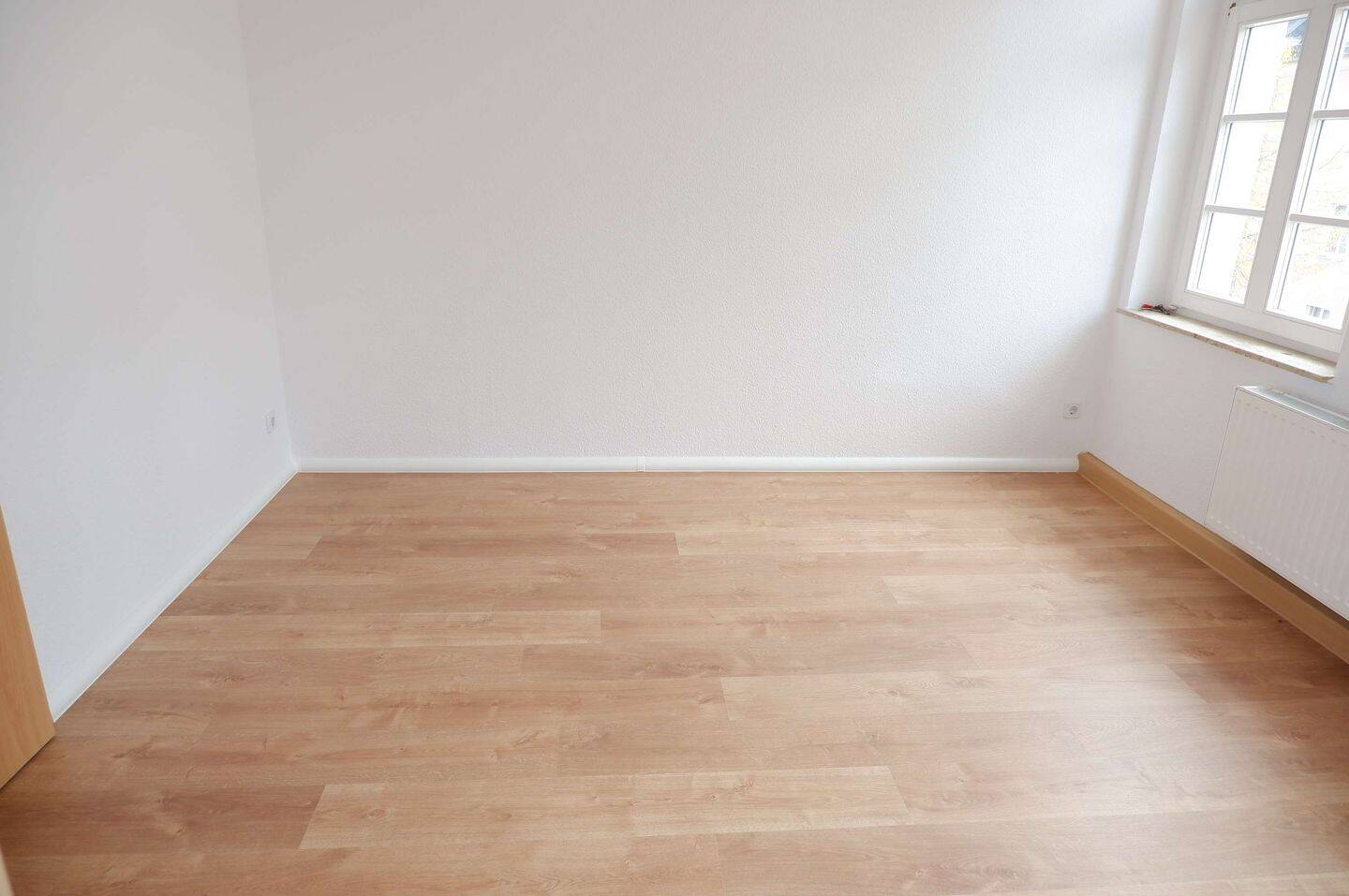 SEHEN STAUNEN WOHNEN ! im 2. OG -frei ab dem 1.8.26