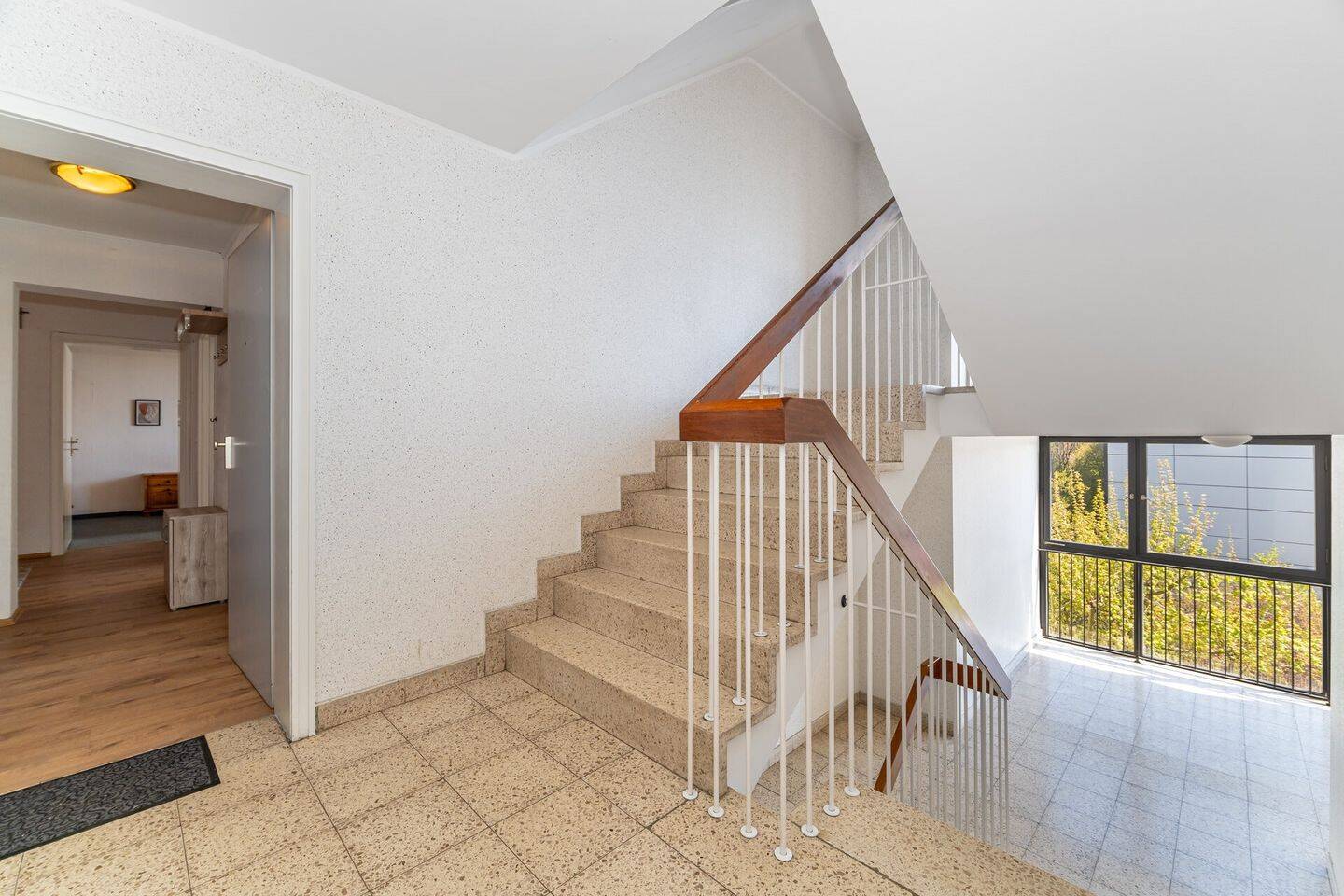 Charmante 4 Zimmerwohnung in ruhiger und grüner Nachbarschaft – München – Vorschaubild 2