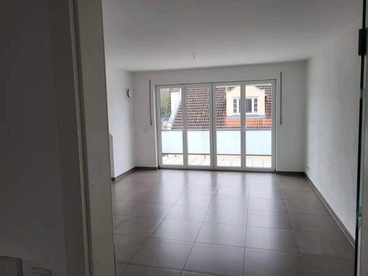 Hochwertige und neuwertige 2-Zimmer-Dachgeschosswohnung mit Einbauküche