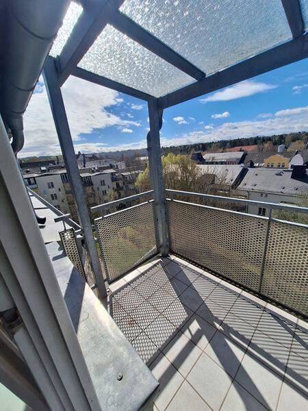 Gemütliche DG 3-Zimmer mit Laminat, Balkon und Wannenbad in ruhiger Lage! EBK mgl.