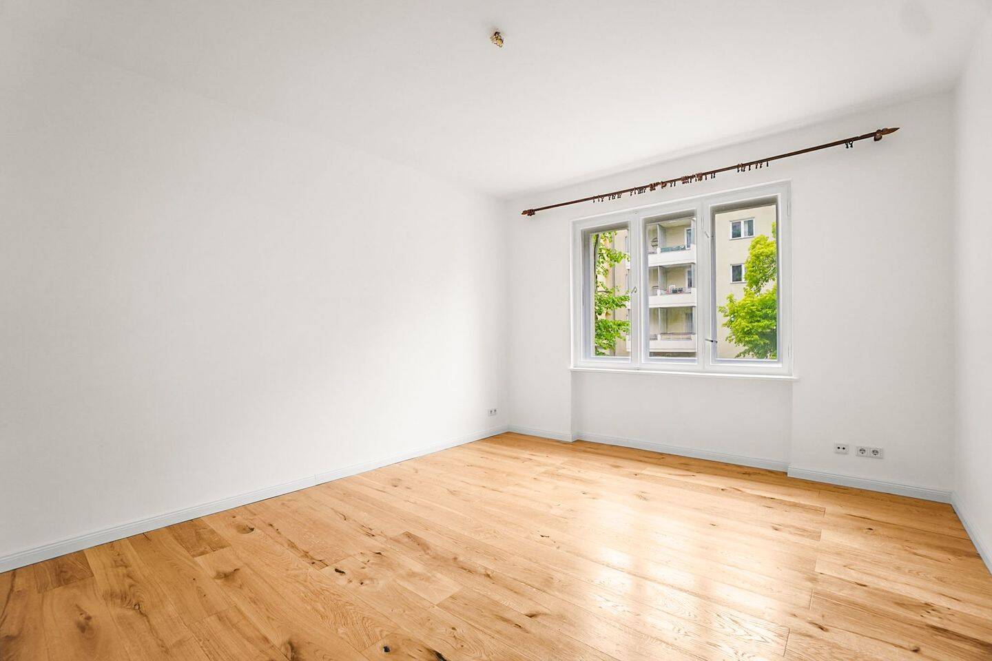 Stilvolle 4-Zimmer-Wohnung mit Charme und vielseitigem Wohnkonzept in Charlottenburg – Berlin – Bild 1 von 9