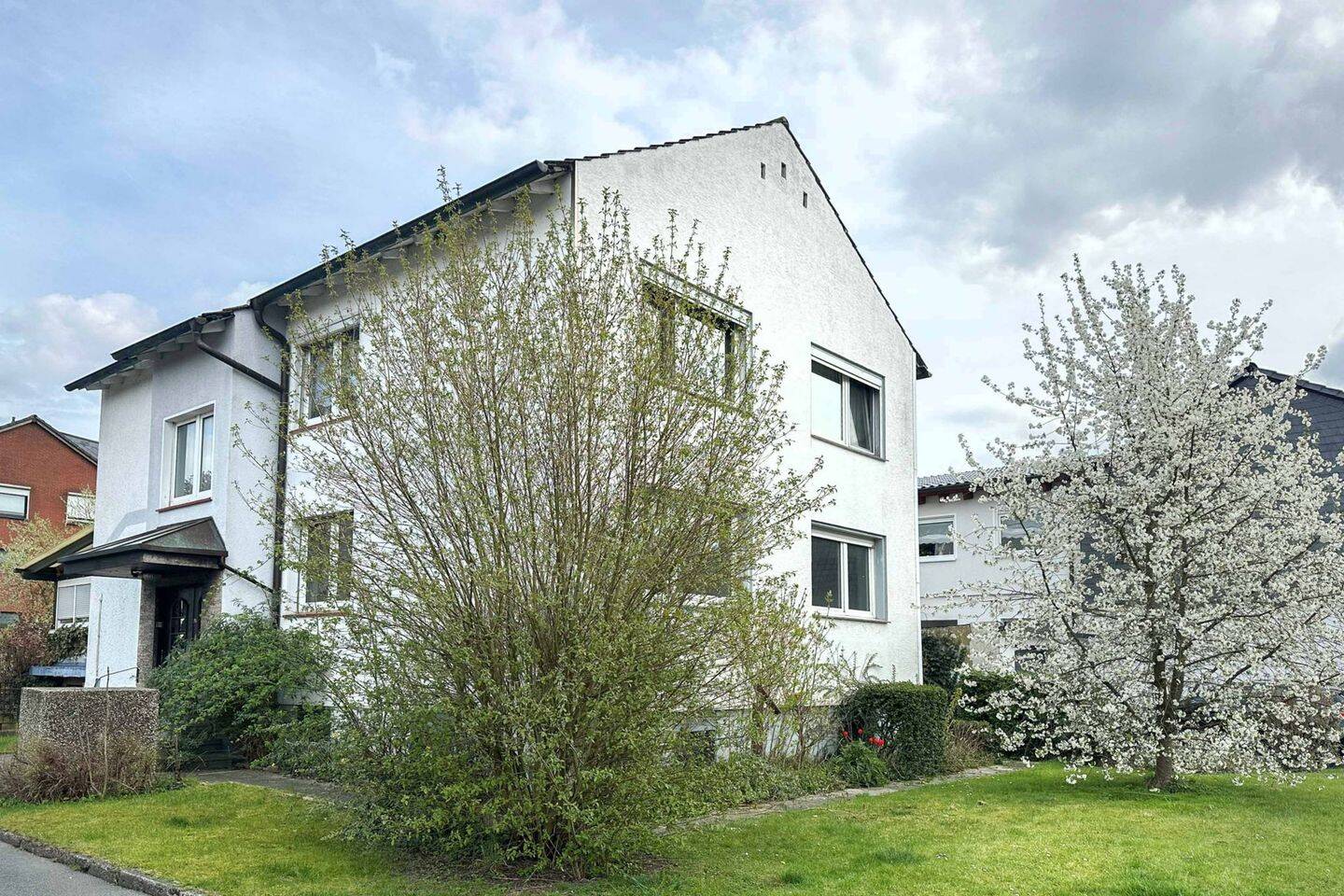 Freistehendes Zweifamilienhaus mit viel Platz und Gestaltungsspielraum – Dortmund – Bild 1 von 9