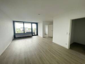 Willkommen in Ihrer frisch modernisierten Familien-Wohnung mit Balkon-Weitblick, Wannenbad, Gäste-WC – 51145 Köln – Vorschaubild 3