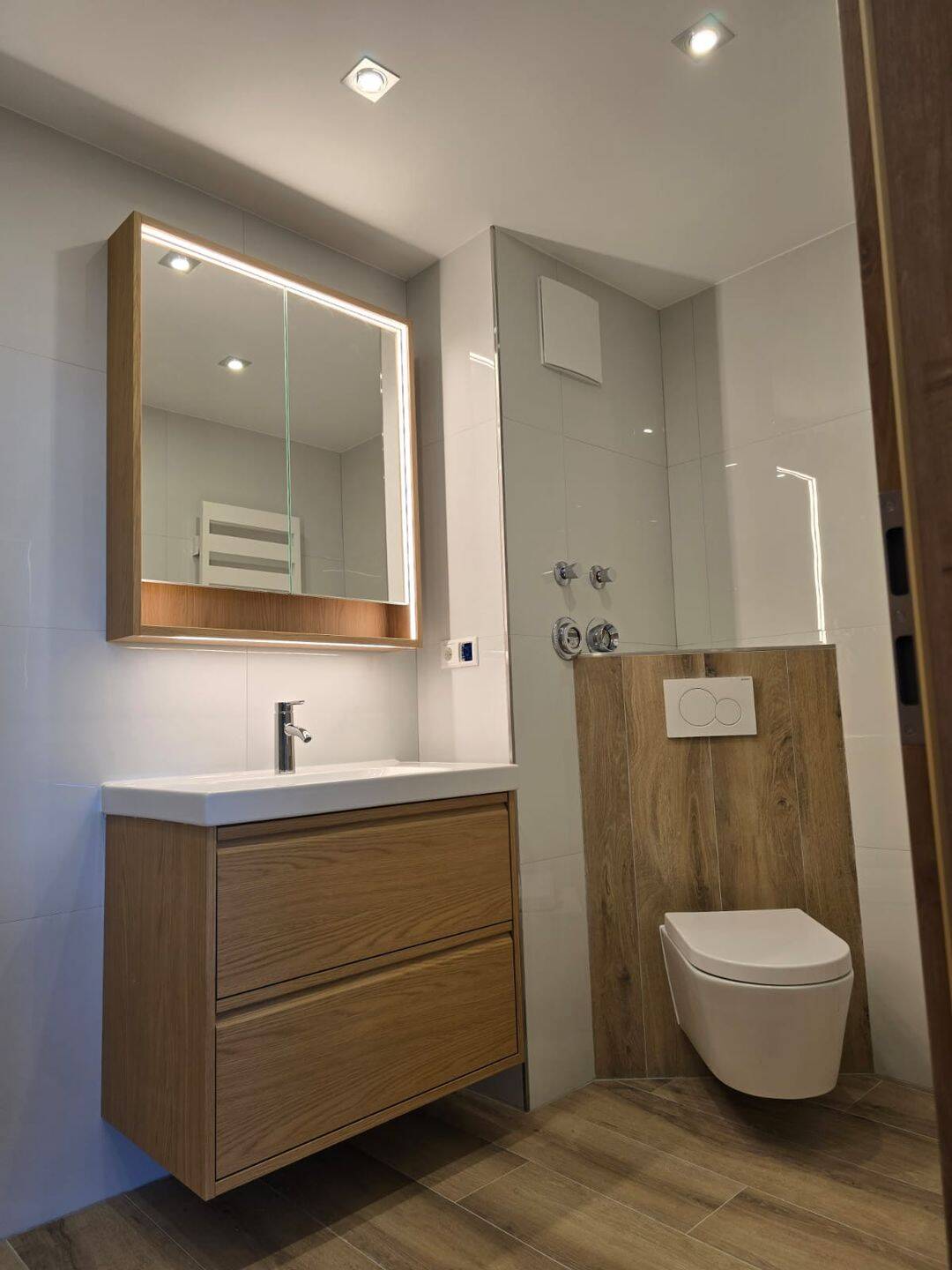 Erstbezug nach hochwertiger Modernisierung – stilvolle 2,5-Zimmerwohnung mit Balkon & Aufzug