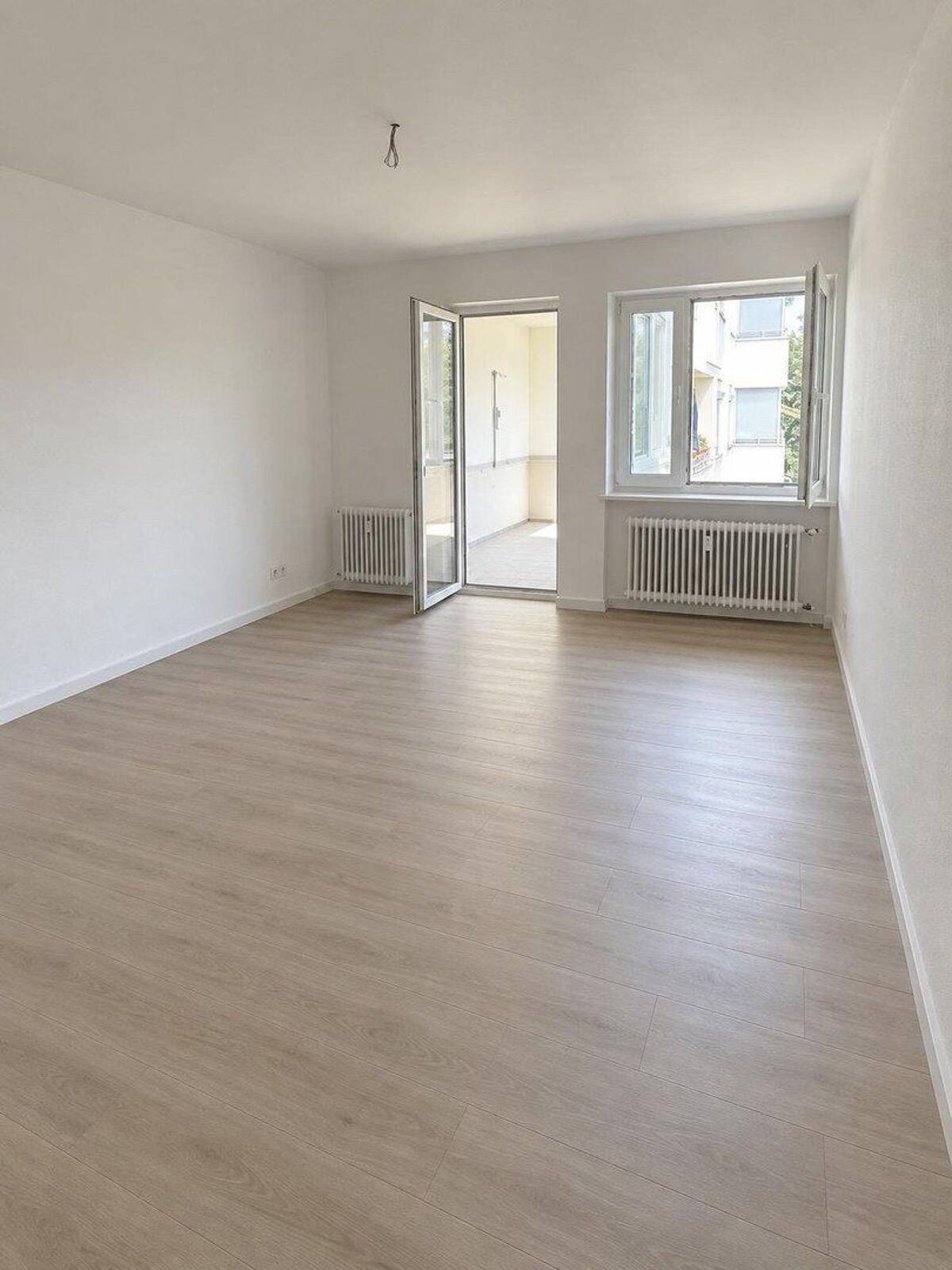 Erstbezug nach Sanierung, moderne 3-Zimmer-Wohnung mit Südloggia und 2 Stellplätzen in Englschalking – 81927 München – Bild 1 von 9
