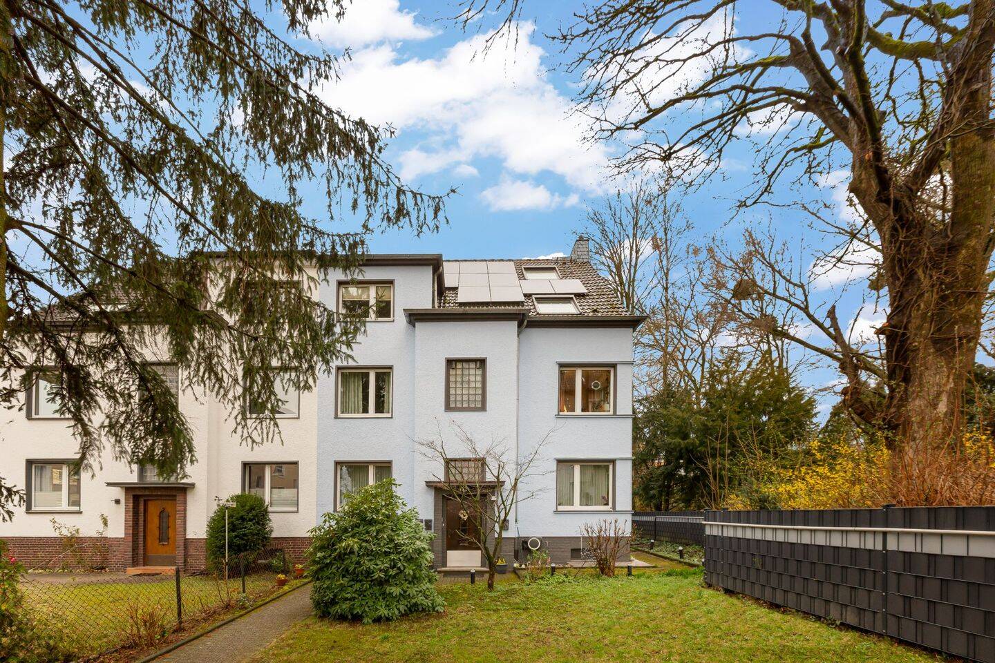 Gepflegtes Dreifamilienhaus mit Garagen in beliebter Lage in Düsseldorf Gerresheim