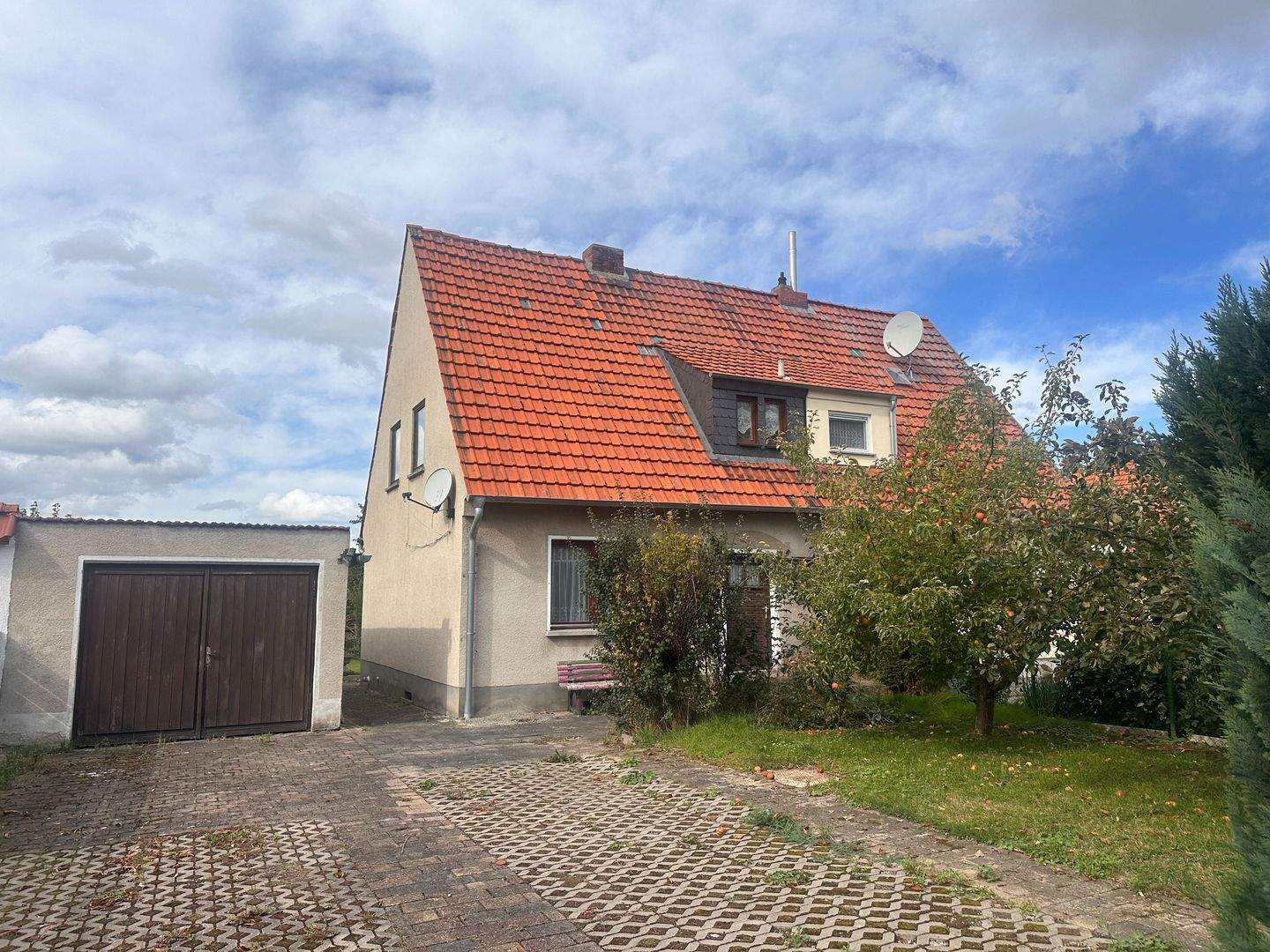 Charmante Doppelhaushälfte mit Garage & Garten in beliebter Lage – Mühlhausen/Thüringen – Bild 1 von 9