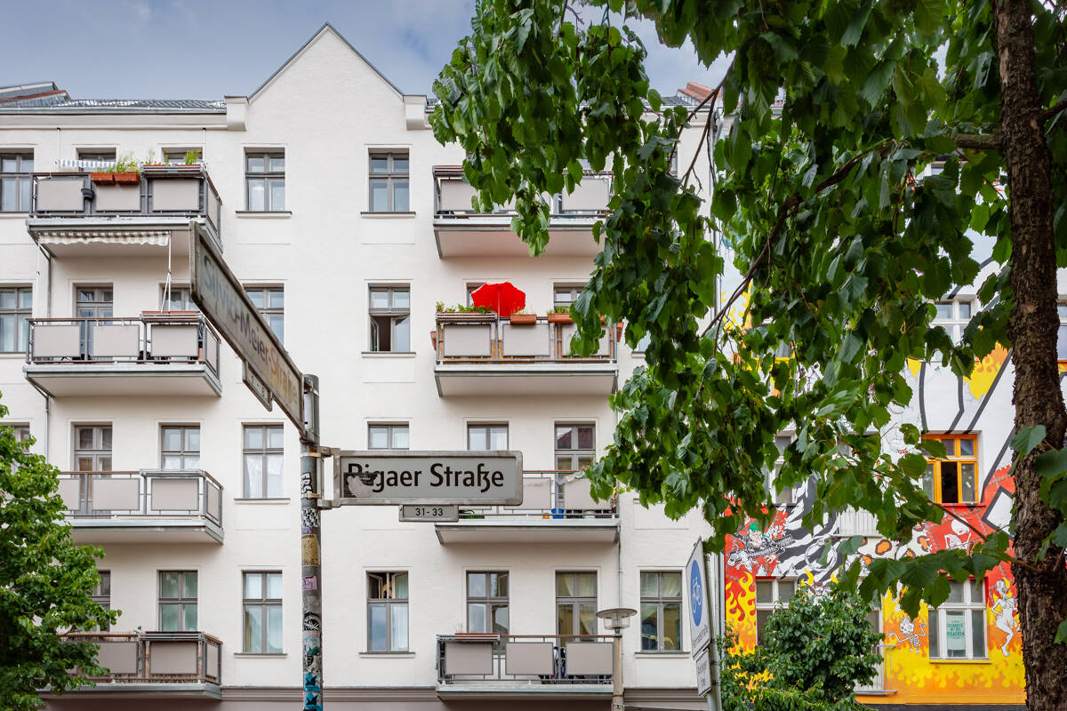 Samariter-Kiez: Südausrichtung, Balkon, sanierter Altbau. Attraktive und vermietete Wohnung. – 10247 Berlin – Bild 1 von 9
