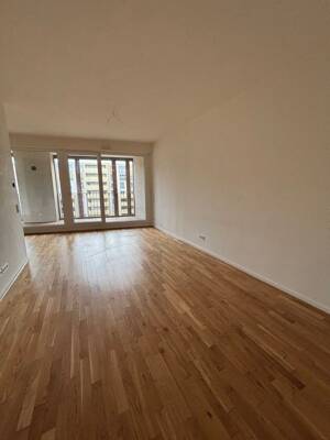 Großzügige 3-Raum-Wohnung mit Einbauküche, Gäste-Bad und Balkon – 1067 Dresden – Vorschaubild 2