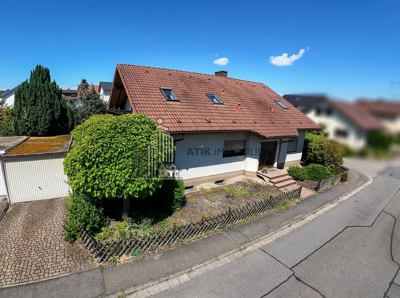 ATIK: Exklusives Ein- bis Zweifamilienhaus auf großem Eck-Grundstück mit möglicher Einliegerwohnung – Leimen – Bild 1 von 9