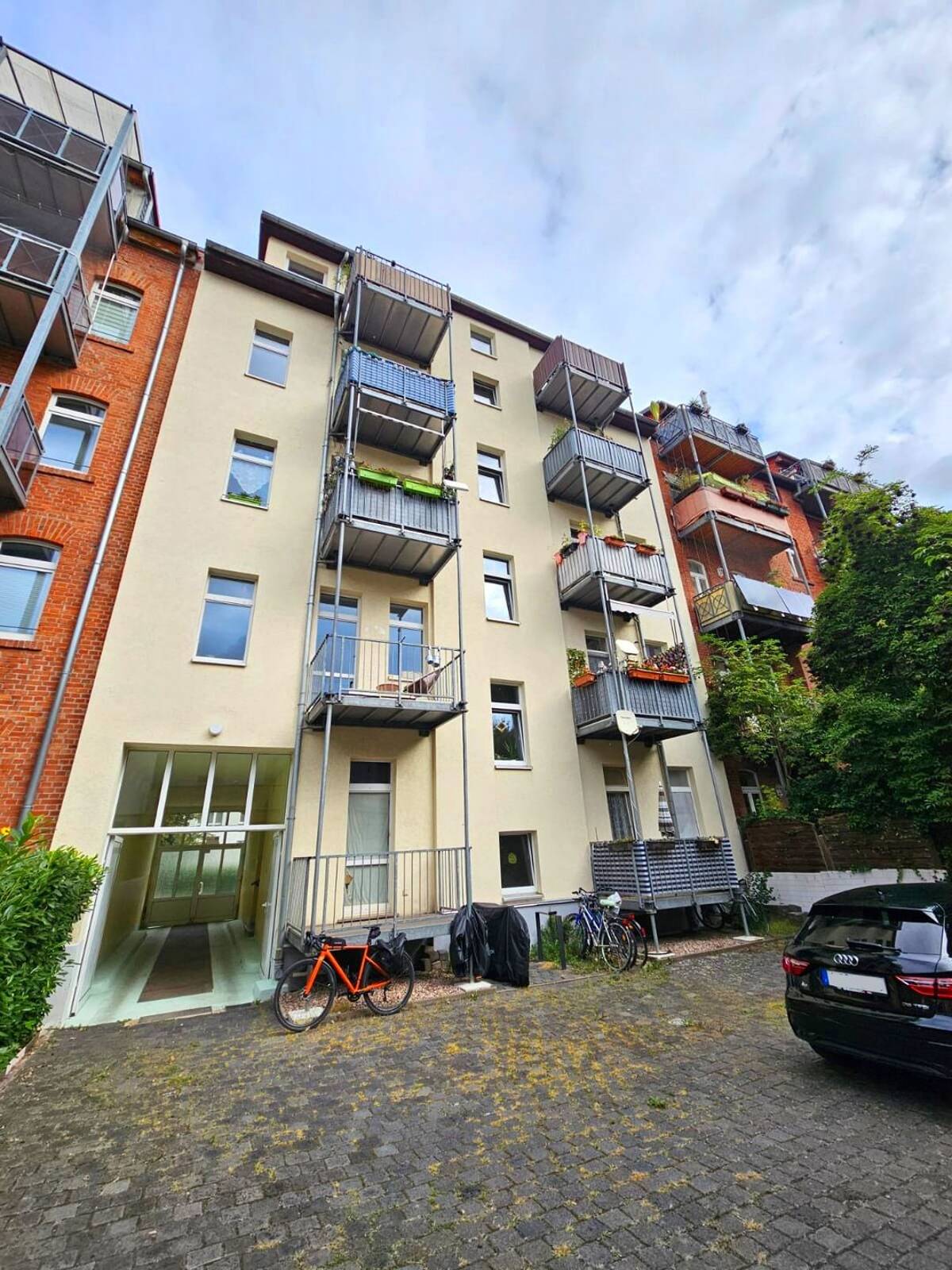 Jetzt provisionsfrei - Vollvermietetes Mehrfamilienhaus mit Hinterhaus – 99086 Erfurt – Bild 1 von 9