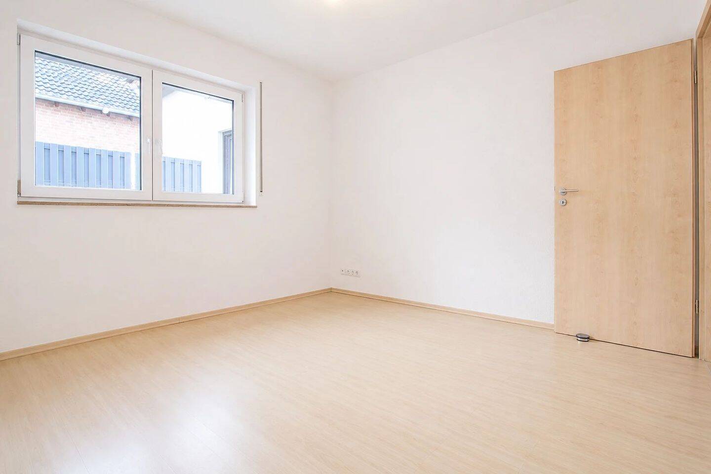 Attraktive Erdgeschoß-Wohnung in kleinem Zweiparteienhaus | Tageslichtbad | Terrasse |PKW-Stellplatz – Köln – Vorschaubild 4
