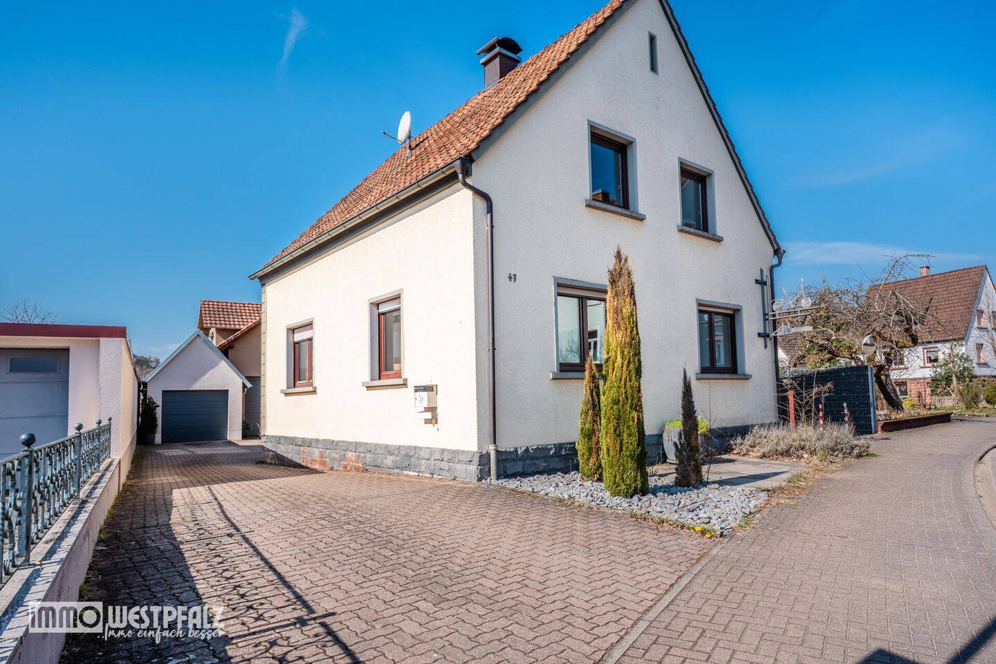 Frisch renoviertes Einfamilienhaus mit Licht, Balkon und Kamin im Dahner Felsenland