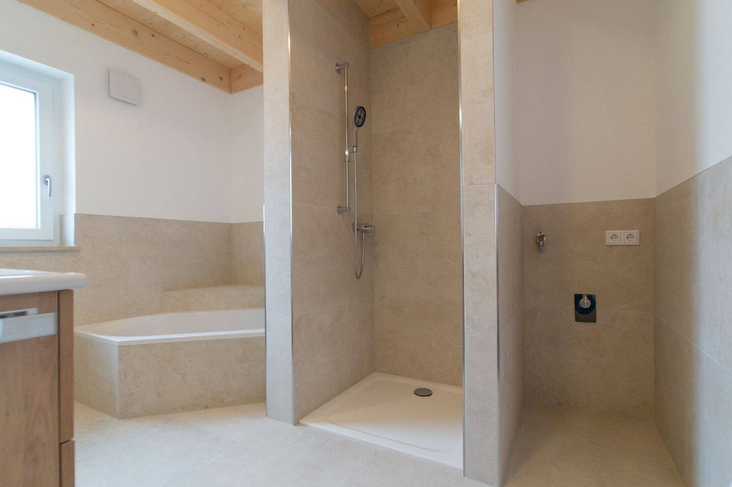Erstbezug + 3 Zimmer, Dachstudio, Loggia und Holzfassade + PV-Anlage und Wärmepumpe – Ingolstadt – Vorschaubild 9
