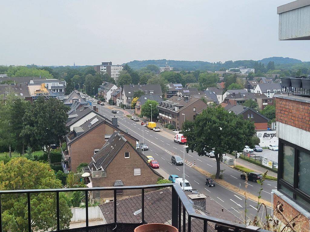 Geräumige 4-Zi.-Wohnung mit Einbauküche und Balkon – Krefeld – Vorschaubild 2