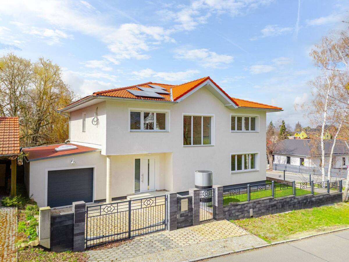 Willkommen in Ihrem neuen Zuhause - mit atemberaubendem Blick über Dresden! – 1328 Dresden – Bild 1 von 9