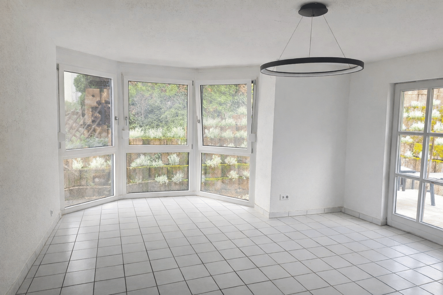 Provisionsfrei --- schöne helle 2-Zimmer-Terrassenwohnung mit Stellplatz, Gemeinschaftsgarten & -pool – Birkenfeld – Vorschaubild 4