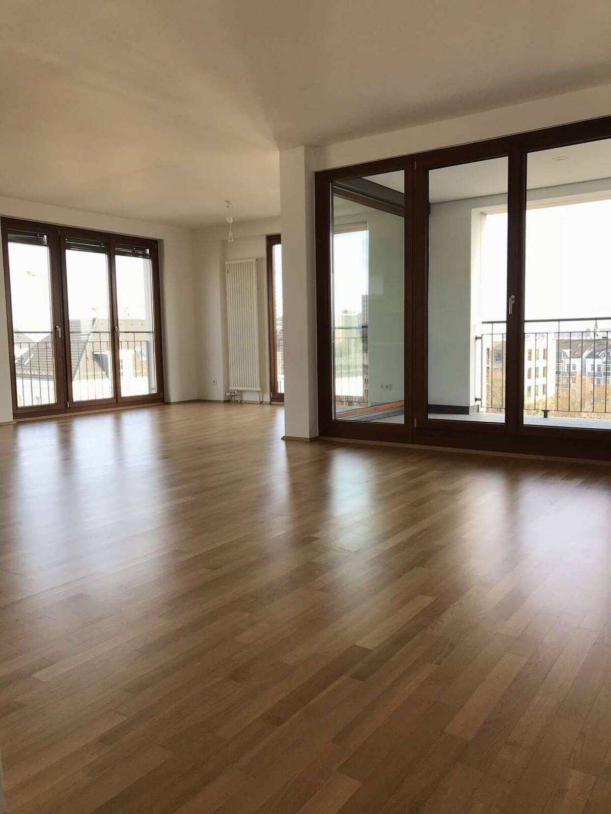 Großzügige 4-Zimmerwohnung mit Balkon und Loggia im Westend – 60323 Frankfurt am Main – Bild 1 von 9