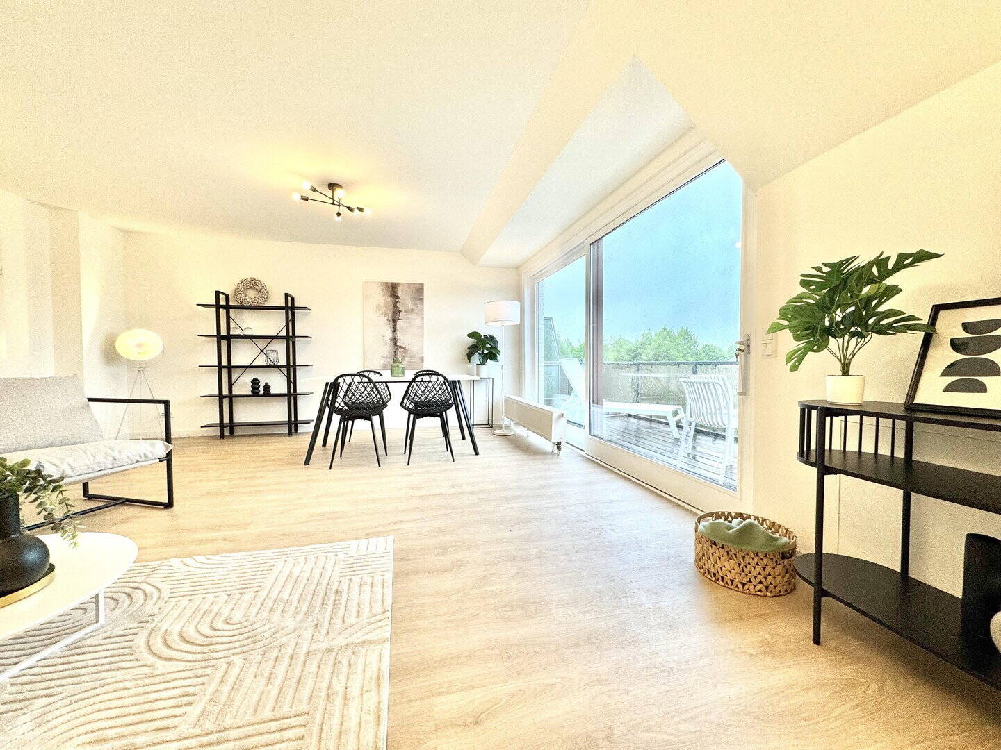 Sofort einziehen: frisch sanierte 4-Zimmer-Maisonette mit zwei Bädern, zwei Balkonen und Stellplatz.