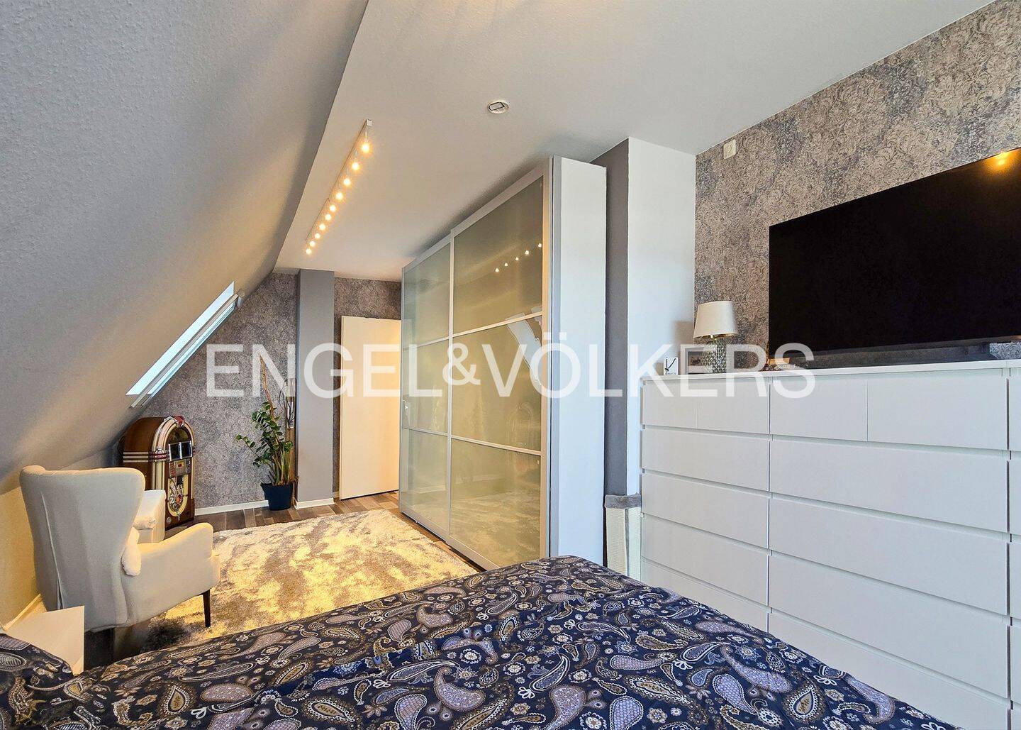 Familienfreundliches Einfamilienhaus mit wohnlich ausgebautem Keller und PV-Anlage – Braunschweig – Vorschaubild 6