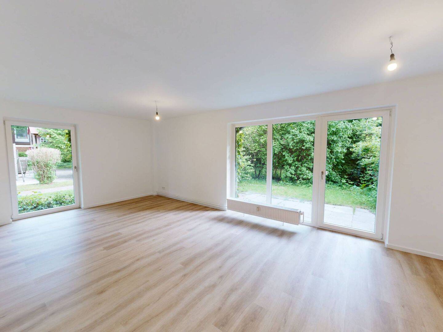 Einziehen und Wohlfühlen: Sanierte 4-Zimmer-Wohnung mit TERRASSE in ruhiger Lage – Hamburg – Bild 1 von 9