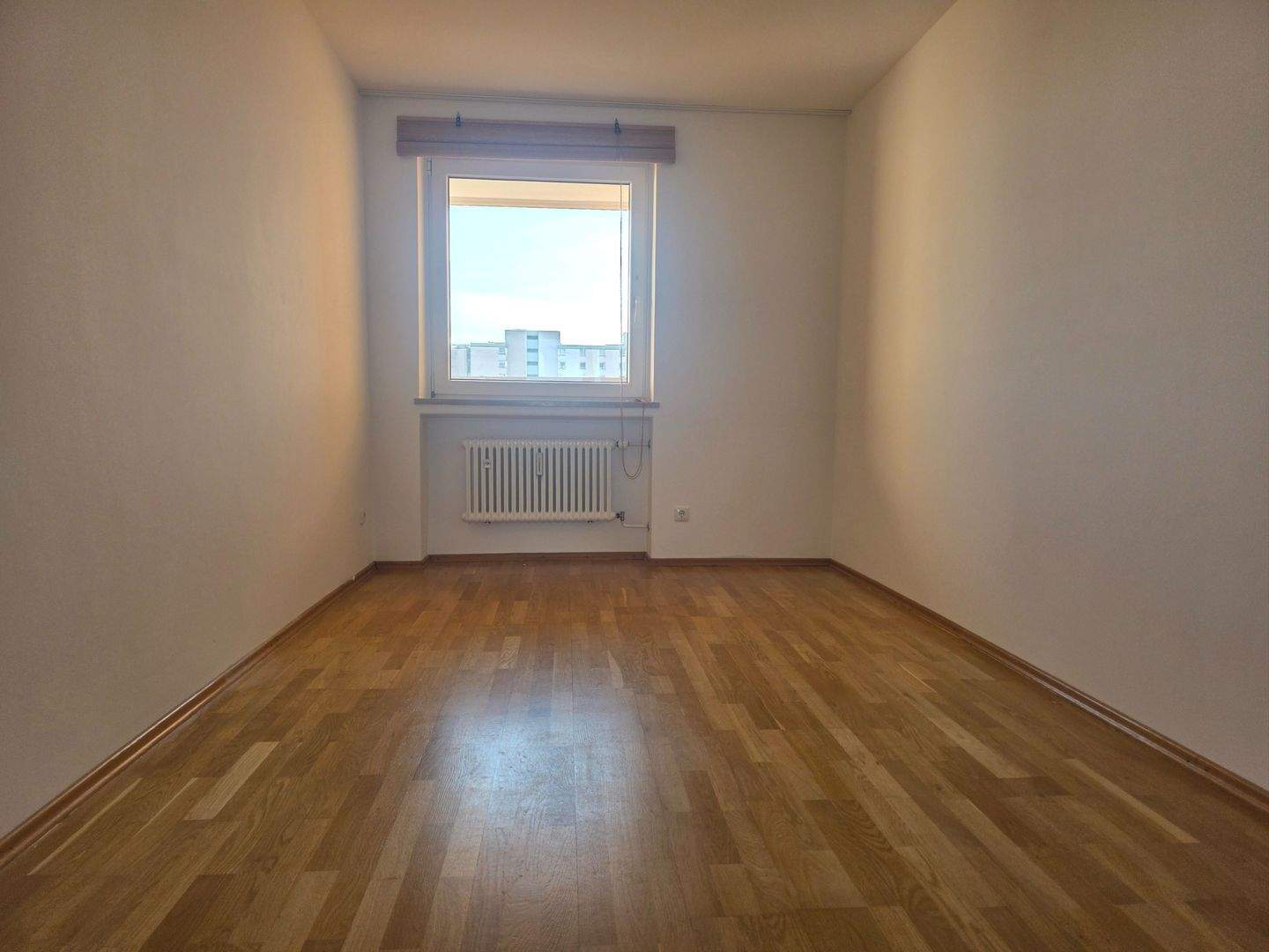 Sanierte Wohnung zur Selbstnutzung mit 2 Loggien und Bergblick – München – Vorschaubild 9