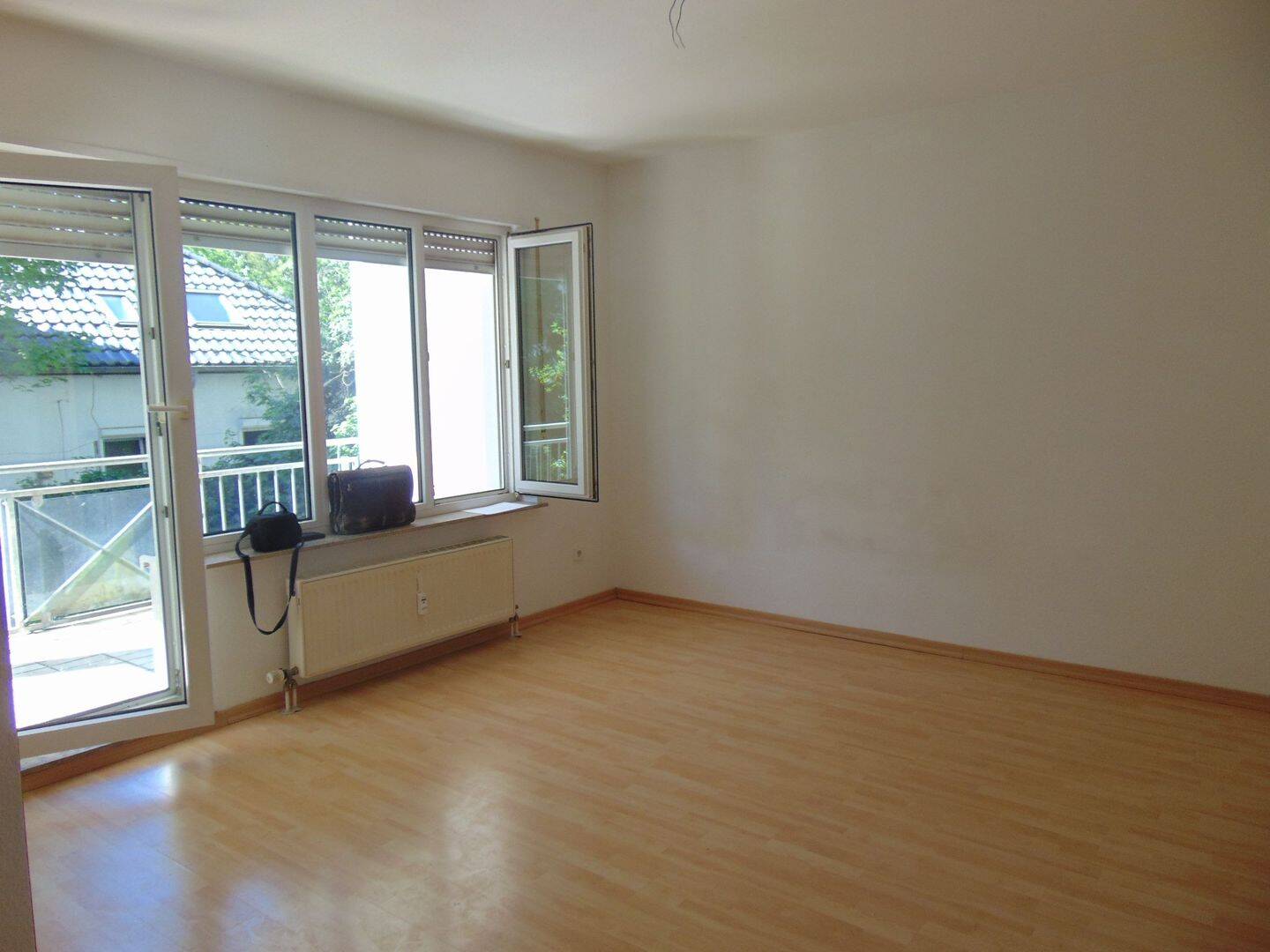 Top 3 Zimmerwohnung mit Balkon und TG Platz – Frankfurt am Main – Vorschaubild 3